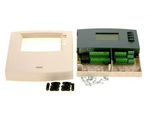Regler von Bosch, bestehend aus zwei Gehäuseteilen. Das innere Teil zeigt elektrische Anschlüsse und ein Display. Zubehörteile liegen daneben.